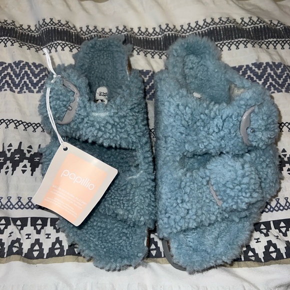 NWT Birkenstock Papillio Blue fuzzy sandals
Size 7 - Picture 1 of 4